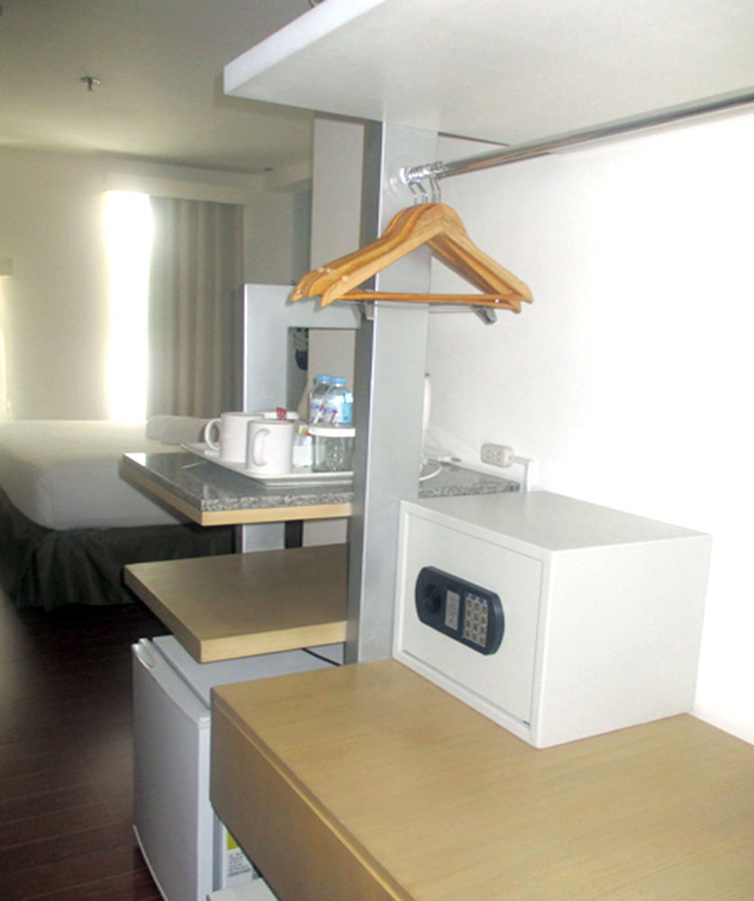 Fersal Hotel Makati Avenue Makati City Exterior photo